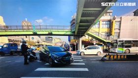 台北市士林分局鄭姓警員在文林路指揮交通時遭追撞倒地。（圖／翻攝畫面）