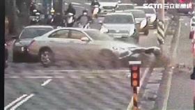 北市陳男駕駛賓士車自撞分隔島燈桿。（圖／翻攝畫面）