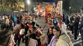 150屆尼斯嘉年華 八家將吸引注目八家將是台灣珍貴傳統文化，高雄地嶽殿吉勝堂演出獲嘉年華參與者高度矚目。儘管外型威嚴霸氣，仍吸引現場許多孩童喜愛，爭相合照。（台南應用科技大學提供）中央社記者曾婷瑄巴黎傳真  112年2月18日