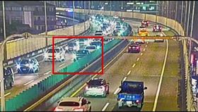 陳男在市民高架道路上睡著。（圖／翻攝畫面）