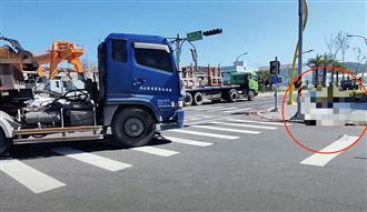 男遭砂石車撞噴重擊路燈桿！當場爆頭死亡