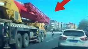  2童過馬路遭吊車輾過！駕駛辯「視線死角」影片曝光網罵翻