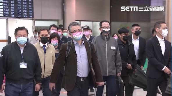 上海台辦參訪團抵台！獨派、統派接機互槓