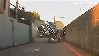 休旅車巷道沒抓好距離　翻車險壓騎士