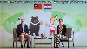 巴拉圭總統阿布鐸伉儷與媒體茶敘（3）巴拉圭共和國總統阿布鐸（Mario Abdo Benitez）（左）與巴拉圭第一夫人席凡娜（H.E. Silvana Lopez Moreira de Abdo）（右）18日上午舉行媒體茶敘記者會，認為4月即將舉行的巴國總統大選不會影響對台邦交。中央社記者王飛華攝  112年2月18日