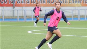 台灣女足拚世界盃門票盼不留遺憾台灣女足19日將在世界盃「10搶3」洲際附加賽首戰巴拉圭，隊長王湘惠（前）期待能連過2關晉級，不要再留下遺憾。中央社記者鄭清元攝  112年2月18日