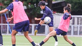 賴麗琴期待年輕小將接班  附加賽可能是最終戰台灣女足主力前鋒賴麗琴（中）規劃交棒給年輕人，今年8月將邁入35歲的她預告，在紐西蘭舉行的世界盃「10搶3」洲際附加賽，可能是她最後一次披上國家隊戰袍出賽。中央社記者鄭清元攝  112年2月18日