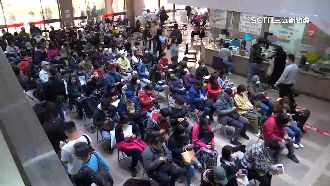 辦護照人潮塞爆！2/20起發照延長至10天