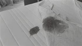 旅客在入住飯店時月經來，導致床上有大片血跡。（圖／翻攝自《爆怨公社》）