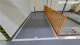 台中預售屋亂象，平面停車位車停進去，人卻出不來。（圖／翻攝畫面）