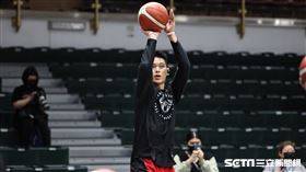 ▲高雄17直播鋼鐵人客場出戰福爾摩沙台新夢想家，林書豪賽前練投。（圖／記者劉彥池攝影）