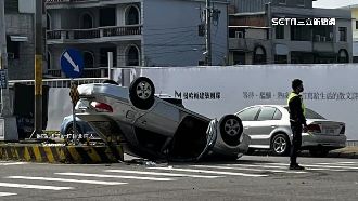 疑未注意紅燈　2車路口相撞四輪朝天