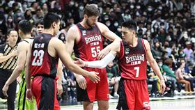 ▲高雄17直播鋼鐵人客場出戰福爾摩沙台新夢想家，林書豪和藍少甫擊掌。（圖／記者劉彥池攝影）