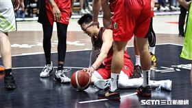 ▲高雄17直播鋼鐵人客場出戰福爾摩沙台新夢想家，林書豪第一節多次遭碰撞倒地。（圖／記者劉彥池攝影）