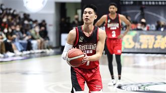 林書豪上半場遭嚴防僅拿12分　鋼鐵人落後