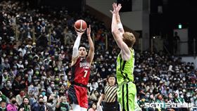 ▲高雄17直播鋼鐵人客場出戰福爾摩沙台新夢想家，林書豪外線跳投。（圖／記者劉彥池攝影）