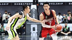 ▲高雄17直播鋼鐵人客場出戰福爾摩沙台新夢想家，林書豪持球吳永盛防守。（圖／記者劉彥池攝影）