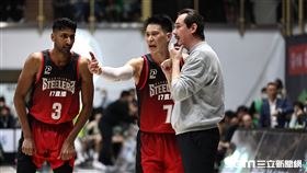 ▲高雄17直播鋼鐵人客場出戰福爾摩沙台新夢想家，林書豪和總教練鄭志龍討論。（圖／記者劉彥池攝影）