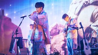 青峰突中斷演出　身體「無法使力」急求救