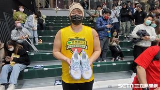 獲林書豪簽名球鞋！　豪迷曾是訓練營學員