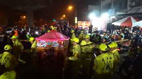 白沙屯媽祖回鑾急行軍！二度禮讓救護車　衝進髮型工作室信眾嗨翻