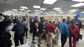 外交部領務局申領護照，3樓領務大廳人潮擁塞情況。（圖／民眾提供）