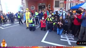 白沙屯媽祖經過苑裡分駐所，員警下跪參拜。（圖／取自拱天宮直播）