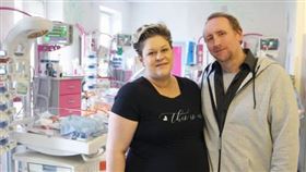 英國波蘭7寶夫妻懷第8胎，竟是五胞胎。（圖／翻攝臉書粉專Thebellng）