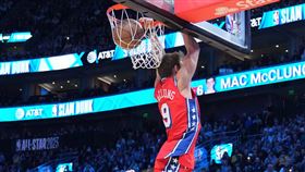 ▲麥克隆（Mac McClung）飛過2個人反扣。（圖／路透社／達志影像）