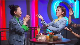 製作單位提早幫曾寶儀（圖左）慶祝50歲生日。（圖／公視提供）