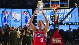 ▲麥克隆（Mac McClung）3次滿分的超高難度灌籃，拯救了以「無聊」著名的灌籃大賽。（圖／美聯社／達志影像）