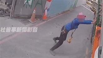 5秒奪命！他用手撐翻覆吊車被壓身亡