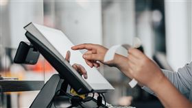 員工,結帳,收銀（示意圖／Unsplash）