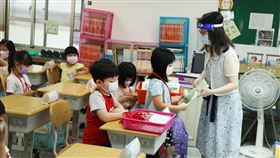 大佳國小開學日新生入學老師介紹學校環境校長、家長會贈送紀念品。（記者邱榮吉/攝影）