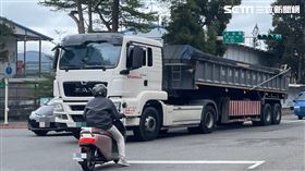 大車倒車時響起的語音大聲公「倒車請注意」，近日傳出為違法裝設。（圖／記者吳康瑋攝）