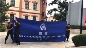 中國出現白髮運動，網友挖出中國警方過去訓練舉布條遮抗議現場的畫面。（圖／翻攝自李老師不是你老師推特）