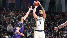 ▲牧倫斯（Byron Mullens）單場拿下44分、24籃板，締造PLG個人生涯新高。（圖／新北國王球團提供）