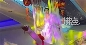 新娘乘坐巨型天鵝進場「竟是酒店特色」，圖翻攝自微博