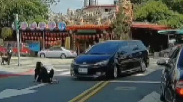 行人地獄再+1　女綠燈過馬路被車轉彎撞