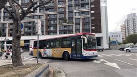 大車倒車或轉彎時，會響起的語音警示「車輛左轉彎」、「倒車中請注意」竟為違法行為。（圖／記者吳康瑋攝）