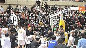 台啤英雄今日對戰桃園雲豹，現場驚爆肢體衝突。（圖／記者吳康瑋攝）