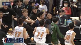 ▲兩隊爆發衝突，板凳清空。（圖／翻攝自T1聯盟Youtube頻道）