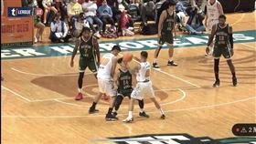 ▲雲豹後衛陳孝榕右手肘和球打到英熊一哥蔣淯安的臉（圖／翻攝自T1聯盟Youtube頻道）