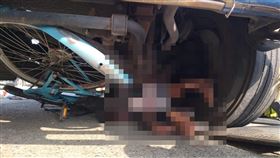 嘉義大貨車與單車事故 騎士捲入車底命危嘉義縣大林鎮瑞德路19日發生一起腳踏車與大貨車事故，62歲黃姓腳踏車騎士連同腳踏車被捲入車底，身體幾乎被揉成一團壓在車底，救出時已失去生命跡象，緊急送醫。（民眾提供）中央社記者黃國芳傳真  112年2月19日