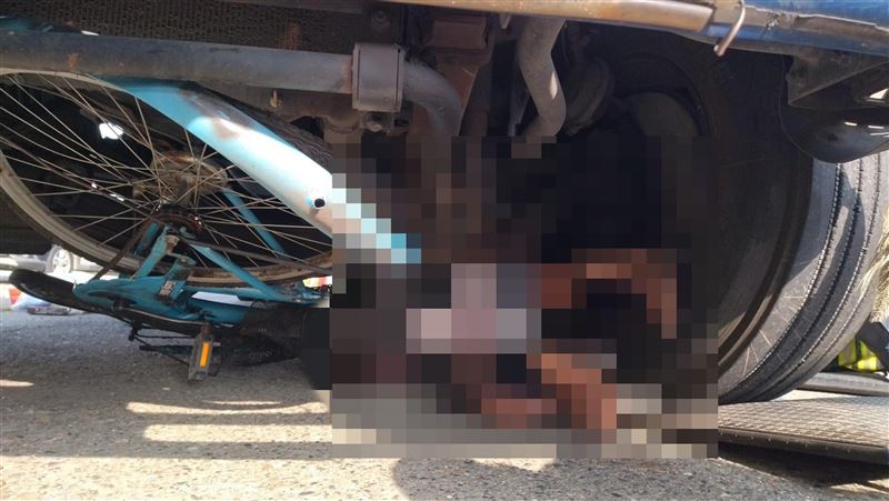嘉義死亡車禍！單車騎士遭大貨車捲入車底
