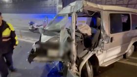 新北環快廂型車自撞⋯車頭全爛！駕駛受困