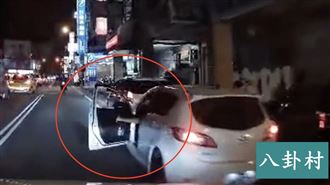 臨停突開車門「慘反折」！15秒舒壓片曝光