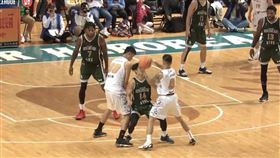 ▲雲豹後衛陳孝榕右手肘和球打到英熊一哥蔣淯安的臉（圖／翻攝自T1聯盟Youtube頻道）