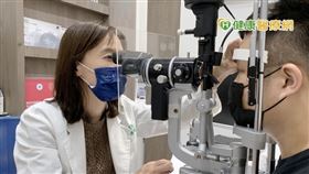 黃醫師呼籲，白內障治療不能拖，若等到白內障過熟，易發生沾黏的情況，最終就可能產生青光眼，甚至是失明。