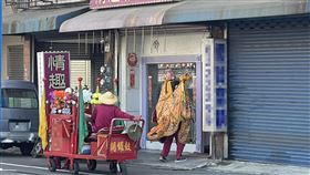 「不是這種玩具店啦！」太子爺狂看情趣用品　網驚：轉大人了？（圖／翻攝自路上觀察學院）